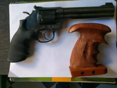 HOLA COMPAÑEROS, 
VENDO LAS SIGUIENTES ARMAS PARA HACER HUECO EN LA GUÍA:
-REVÓLVER SMITH & WESSON 00