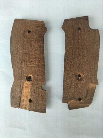 Vendo cachas LLAMA TORO 9 PB. originales de madera. Sin logo.
60€+ portes 00