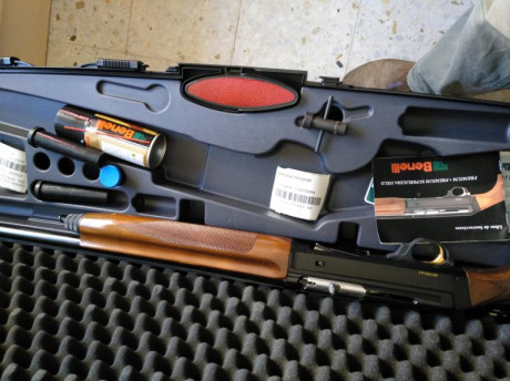 Se vende escopeta Benelli superligera calibre 12 con polichoques tiene 66 cms de cañón en perfecto estado 70
