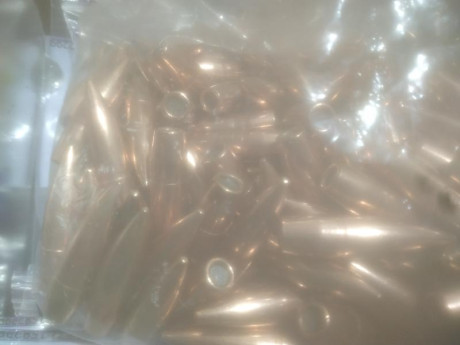 Vendo 
136 puntas HPTB de 174gr marca ntnd
100 vainas 37 un disparo 
66  tres disparos con cargas reducidas 00