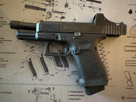 Se vende pack Glock 19, muy poco uso, comprada en verano de 2023 y usada tan solo en 3 competiciones de 01