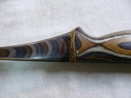 Se vende Arco Falco Longbow Spirit Carbon, diestro de 66” y 36 libras de potencia. El arco está hecho 02