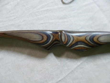 Se vende Arco Falco Longbow Spirit Carbon, diestro de 66” y 36 libras de potencia. El arco está hecho 01