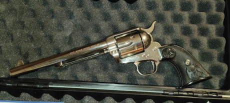 Vendo revolver Colt SAA, original, Calibre 45 LC, cañon de 7,5", acabado niquelado.
Año de fabricacion 02