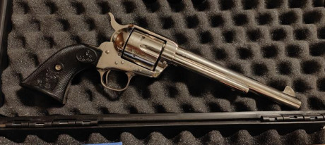 Vendo revolver Colt SAA, original, Calibre 45 LC, cañon de 7,5", acabado niquelado.
Año de fabricacion 01