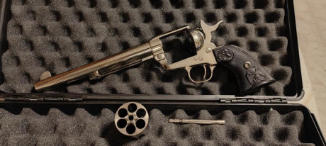 Vendo revolver Colt SAA, original, Calibre 45 LC, cañon de 7,5", acabado niquelado.
Año de fabricacion 22