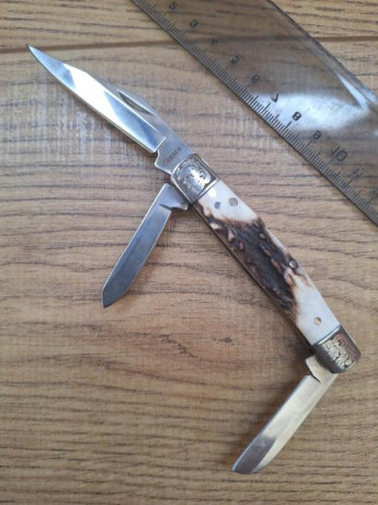*SE VENDE:* 

Navaja GERBER  con tres hojas y cachas de asta de ciervo.

Bonitos grabados en virolas y 02