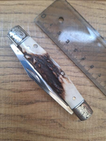 *SE VENDE:* 

Navaja GERBER  con tres hojas y cachas de asta de ciervo.

Bonitos grabados en virolas y 00