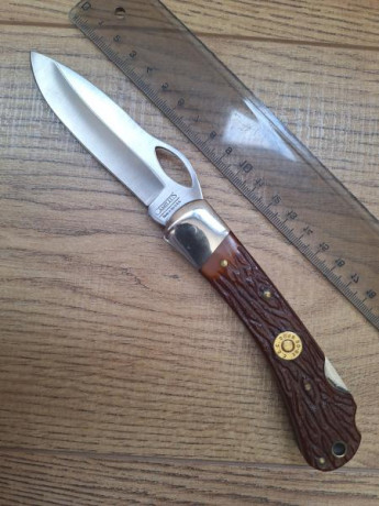 *SE VENDE:* 

Navaja de factura americana marca CAMILLUS con cachas de hueso tallado y vaina del 30/06 02