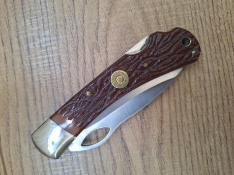 *SE VENDE:* 

Navaja de factura americana marca CAMILLUS con cachas de hueso tallado y vaina del 30/06 01