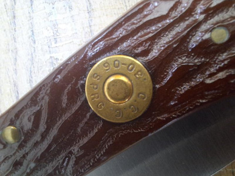 *SE VENDE:* 

Navaja de factura americana marca CAMILLUS con cachas de hueso tallado y vaina del 30/06 00