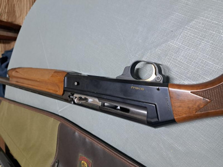 vende escopeta Benelli Premium  Superligera. 
Cañon de 66cm
4 chokes (2-3-4-5 *) 
Maletín original.
Esta 01