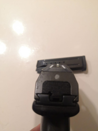 Vendo STEYR M9  9mm en perfecto estado con no mas de 200 disparos , dos cargadores y maletín original 01
