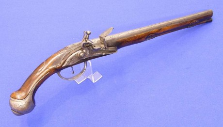 Voy a colocar unas fotos de un arma larga alemana de llave de mecha del siglo XVI. 171