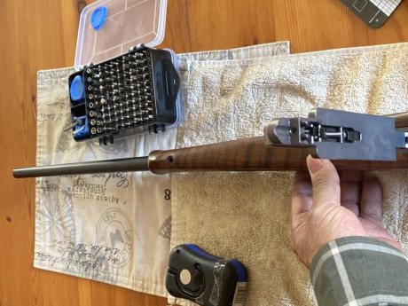 Hola, os comento. Puse el rifle apoyado verticalmente, se resbaló y se partió la madera de la culata y 40