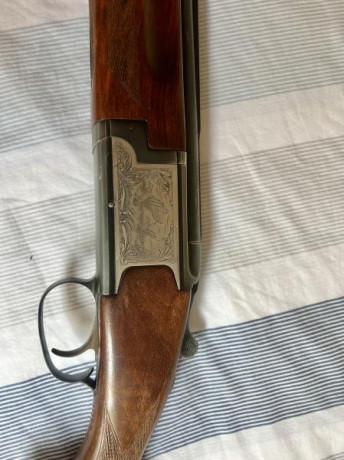 Vendo superpuesta laurona del calibre 12 con polichoques y cañones ventilados. 

La escopeta esta bien 01