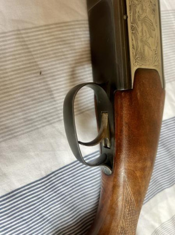 Vendo superpuesta laurona del calibre 12 con polichoques y cañones ventilados. 

La escopeta esta bien 00