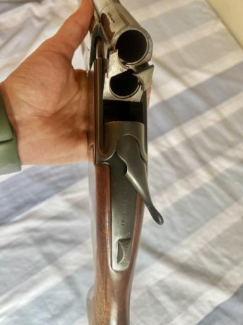 Vendo superpuesta laurona del calibre 12 con polichoques y cañones ventilados. 

La escopeta esta bien 11