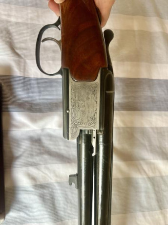 Vendo superpuesta laurona del calibre 12 con polichoques y cañones ventilados. 

La escopeta esta bien 21
