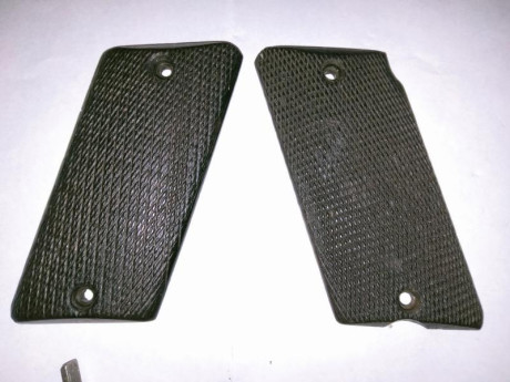 Hola, pongo a la venta un juego de cachas de madera de nogal para la pistola Austriaca Steyr modelo 1908 00