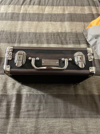 Vendo maletin metalico portamunicion para viajes en avion. Nuevo. Nunca se ha estrenado. Pesa 0,400kg 01