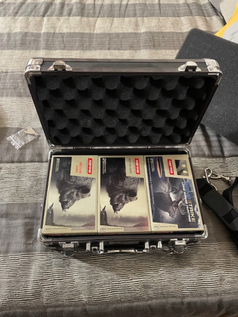 Vendo maletin metalico portamunicion para viajes en avion. Nuevo. Nunca se ha estrenado. Pesa 0,400kg 10