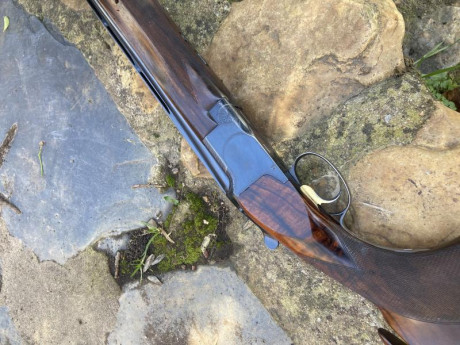 Browning FN-Herstal con cañón de 71 cm, 2-1 estrellas belgas (3-1), banda de 11mm y doble punto de mira.
Expulsora 02