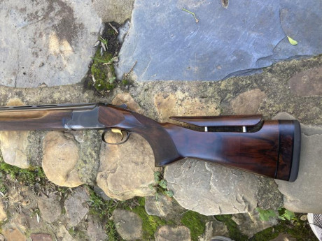 Browning FN-Herstal con cañón de 71 cm, 2-1 estrellas belgas (3-1), banda de 11mm y doble punto de mira.
Expulsora 00