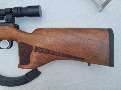 Se vende carabina CZ VARMINT MTR del 22LR con muy pocos disparos más lote compuesto de visor TASCO X40, 11