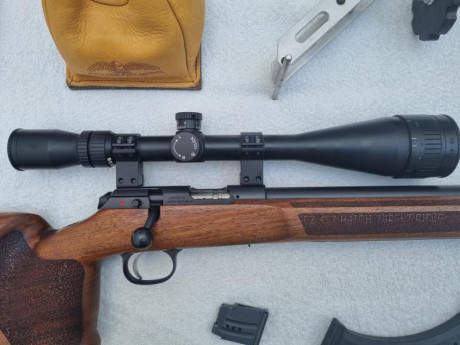 Se vende carabina CZ VARMINT MTR del 22LR con muy pocos disparos más lote compuesto de visor TASCO X40, 10