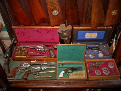 Coleccionista de Madrid busca para su colección Armas Inutilizadas o inutilizables o bien el libro, el 111