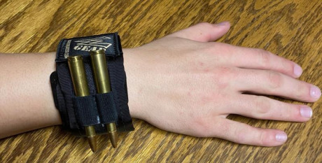 Buenos días, compañeros.

Una pregunta quizás tonta... donde lleváis los cartuchos cuando usáis un rifle 52