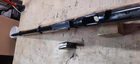 Buenas noches , algún amigo del foro, sabe cómo es un cargador de está carabina y como expulsa las vainas. 61