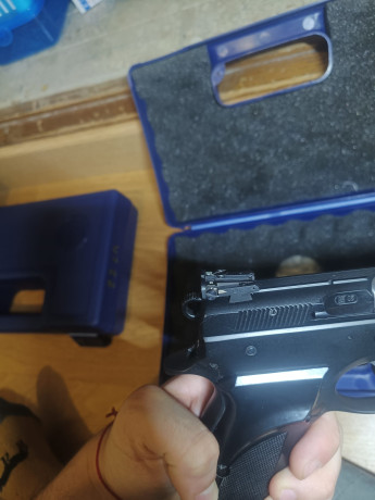 Hola,
Por motivos personales estoy quitándome las armas de la F.
Vendo una CZ 75 B del 9PB con corredera 00