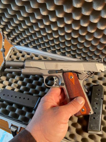 VENDO PISTOLA  S&W 1911  45 AUTO
EN PERFECTO ESTADO Y FUNCIONAMIENTO.
MALETIN PREFORMAN CENTER
EL 20
