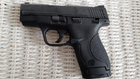 Vendo Smith & Wesson Shield 9mm
Apenas usada y sin ninguna marca o roce.
3 cargadores
1 de 7 con apoya 10