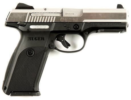 Hola a todos, escribo para pedir consejo sobre mi primera 9 mm.
He visto una Ruger SR9 con un precio que 00