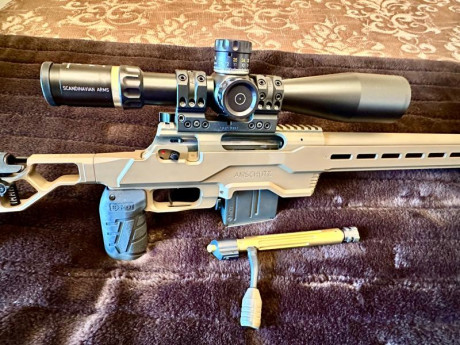 acabado CERAKOTE FDE , con culata ACC PREMIER MDT , cerrojo acabado TiN . Visor 5-25x56 MCR SCHMIDT BENDER 01