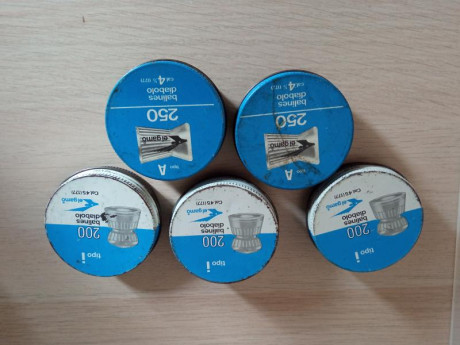 Buenas,
Tengo estas cajas de balines antiguos, la primera vez que los veo y no encuentro nada por las 00