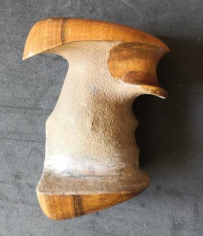 Buenas tardes a todos. Vendo esta cacha anatómica para Colt Python. Realizada por un conocido artesano 02