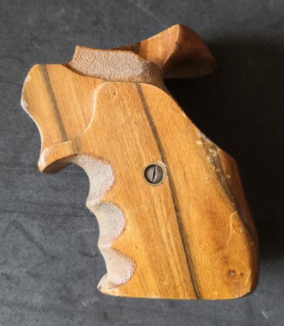 Buenas tardes a todos. Vendo esta cacha anatómica para Colt Python. Realizada por un conocido artesano 00