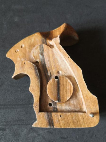 Buenas tardes a todos. Vendo esta cacha anatómica para Colt Python. Realizada por un conocido artesano 11