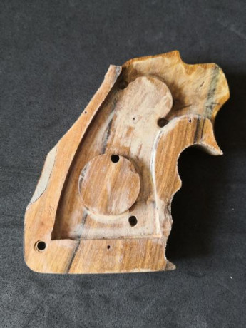 Buenas tardes a todos. Vendo esta cacha anatómica para Colt Python. Realizada por un conocido artesano 10