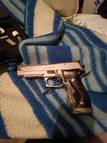VENDO Pistola SIG SAUER P226 X-FIVE 9mm con 2 cargadores y muy buen estado!!! Maletín original y con pocos 40