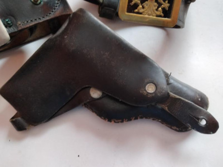 Hola ,
 Vendo dos cinturones del Ejercito de Tierra reglamento 43 o tambien Guardia Civil, Uno de oficial 150
