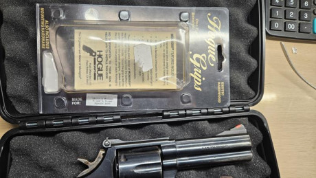 Por no usar, vendo este S&W distinguido 586 de 4" en perfecto estado de funcionamiento. Incluye 02
