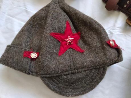 Hola , vaciando vitrinas vendo esta militaria Rusa 

Budionovka Rusa de lana años 30 Replica , 48 euros
Marmita 170