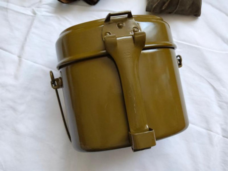 Hola , vaciando vitrinas vendo esta militaria Rusa 

Budionovka Rusa de lana años 30 Replica , 48 euros
Marmita 150