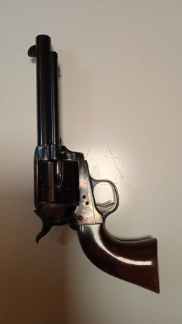 Se vende Colt Modelo 1873 de Uberti en calibre 45 LC con cañón de 5 1/2 pulgadas. Estado muy bueno, solo 00
