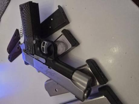 Kimber custom shop calibre 45 ACP con cargador original, 2 cargadores KimPro y un cargador Wilson Combat, 01